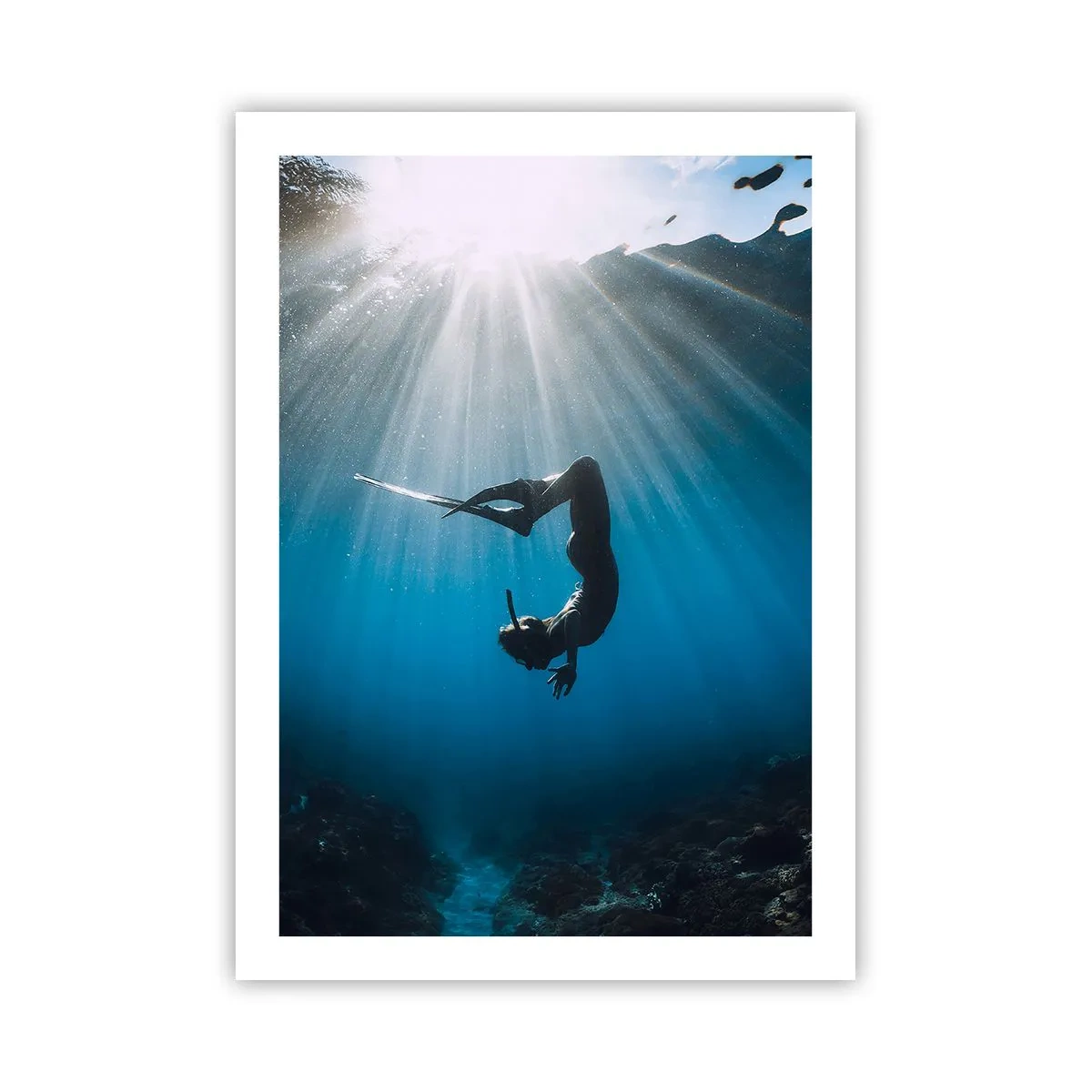 Póster - Buceador bajo los rayos de luz bajo el agua - 50x70cm - Danza subacuática - Decoración de pared moderna para salón y dormitorio ARTTOR