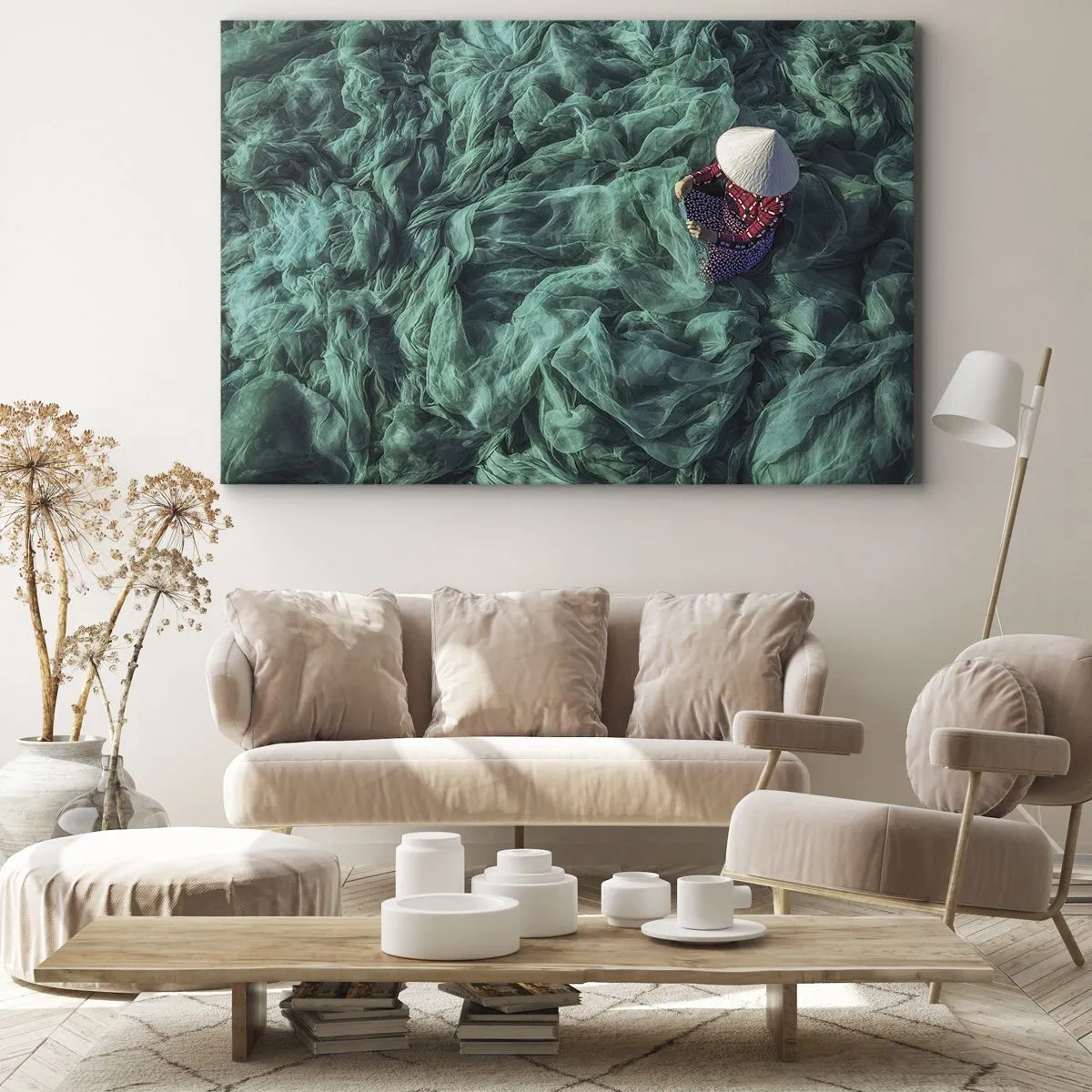 Cuadro sobre lienzo - Impresión de Imagen - Una persona con sombrero entre redes de pesca verdes. - 70x50cm - En un mar de redes - Decoración de pared moderna para salón y dormitorio ARTTOR