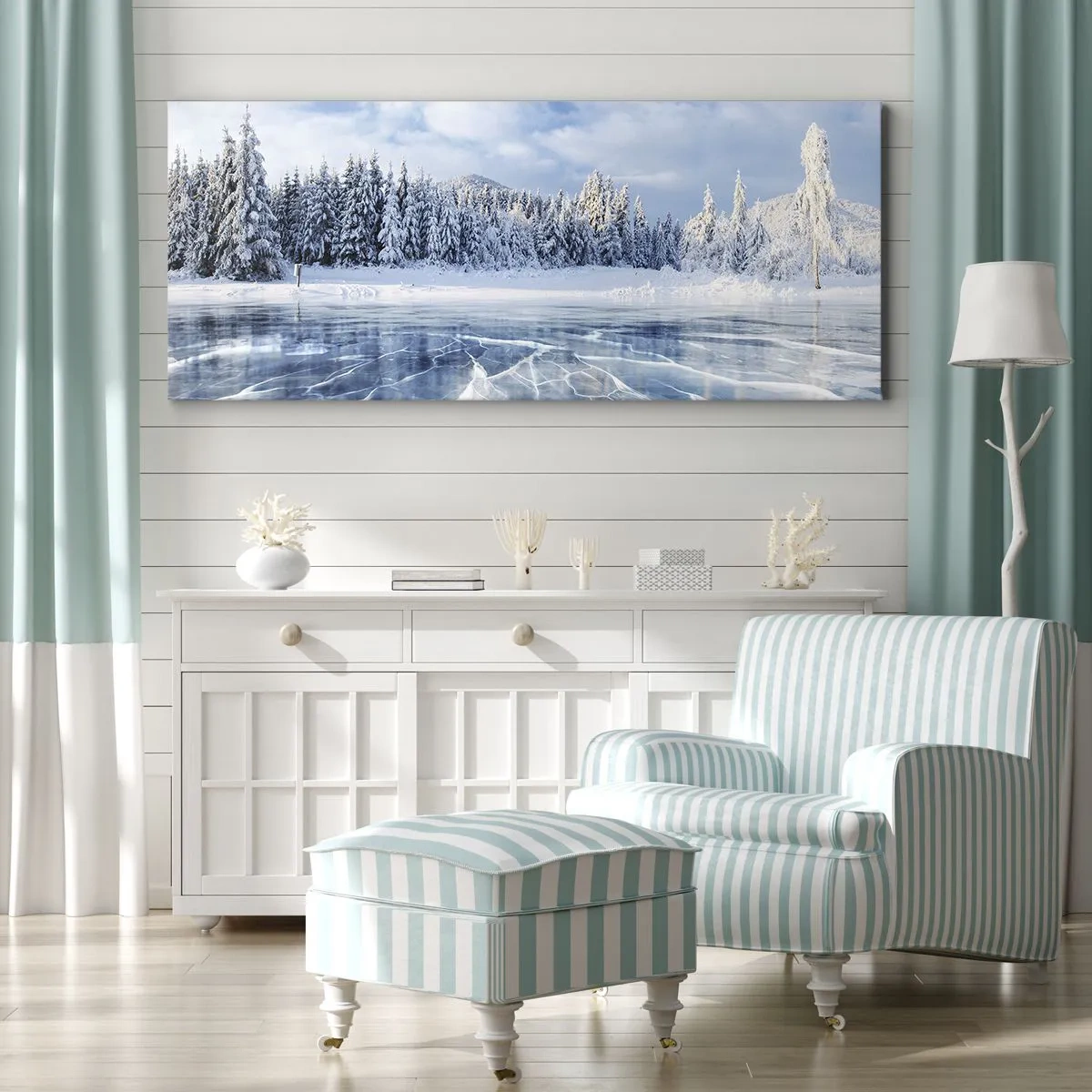 Cuadro sobre lienzo - Impresión de Imagen - Un lago congelado rodeado de un bosque cubierto de nieve. - 160x50cm - Vista deslumbrante y cristalina - Decoración de pared moderna para salón y dormitorio ARTTOR