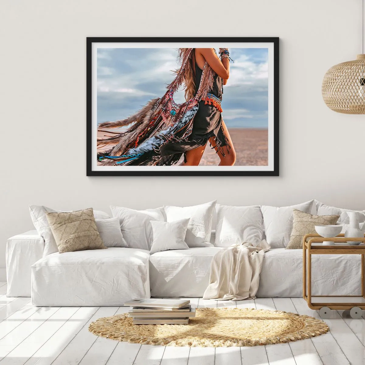 Póster en marco negro - Una mujer con estilo boho con detalles de plumas y joyas. - 70x50cm - La chamana - Decoración de pared moderna para salón y dormitorio ARTTOR