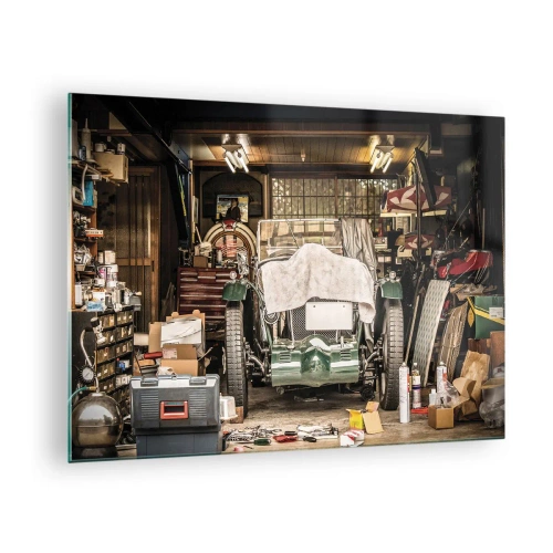 Cuadro sobre vidrio - Impresiones sobre Vidrio - Garaje antiguo con un coche cubierto por una tela, rodeado de herramientas y cajas. - 70x50cm - Volver al pasado - Decoración de pared moderna para salón y dormitorio ARTTOR