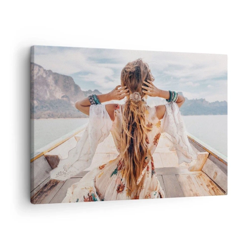 Cuadro sobre lienzo - Impresión de Imagen - Mujer en un barco con vistas a las montañas y al agua, estilo boho - 70x50cm - Rumbo a la felicidad - Decoración de pared moderna para salón y dormitorio ARTTOR