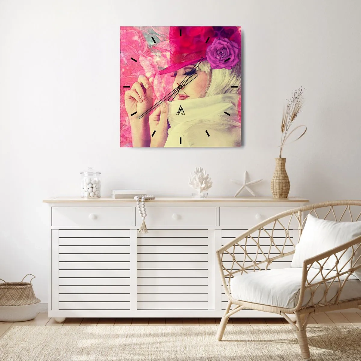 Reloj de pared - Reloj de vidrio - Mujer elegante con un sombrero rosa y una flor. - 30x30cm - Retrato retro en rosa - Decoración de pared moderna para salón y dormitorio ARTTOR