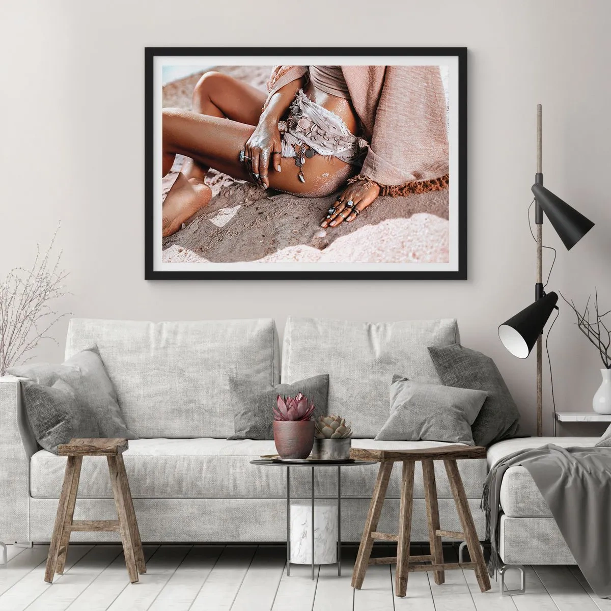 Póster en marco negro - Mujer bohemia en la playa con joyas - 70x50cm - Bañada por el sol y la arena - Decoración de pared moderna para salón y dormitorio ARTTOR