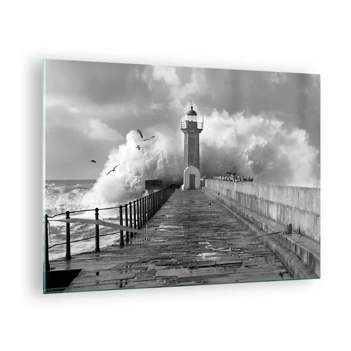 Cuadro sobre vidrio - Impresiones sobre Vidrio - Una fotografía en blanco y negro de un faro en medio de las olas rompientes. - 70x50cm - Audaz - Decoración de pared moderna para salón y dormitorio ARTTOR