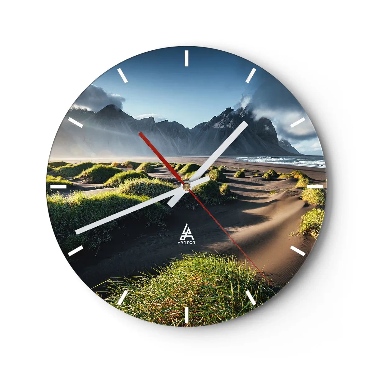 Reloj de pared - Reloj de vidrio - Vista de la playa montañosa con dunas verdes iluminadas por la luz. - 30x30cm - Armonía de los elementos - Decoración de pared moderna para salón, cocina y dormitorio ARTTOR