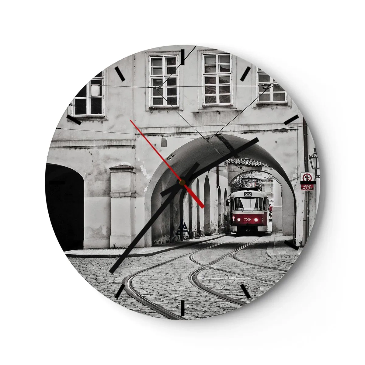 Reloj de pared - Reloj de vidrio - Un tranvía pasando por un arco de estilo monocromático. - 30x30cm - A través del laberinto urbano - Decoración de pared moderna para salón, cocina y dormitorio ARTTOR