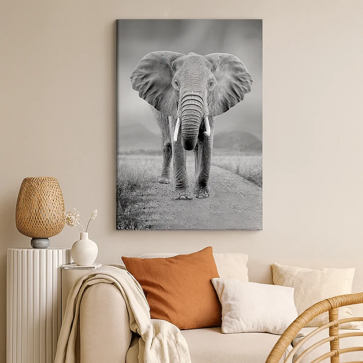 Cuadro sobre lienzo - Impresión de Imagen - Un poderoso elefante en la sabana en tonos monocromáticos. - 50x70cm - El anfitrión da la bienvenida - Decoración de pared moderna para salón y dormitorio ARTTOR