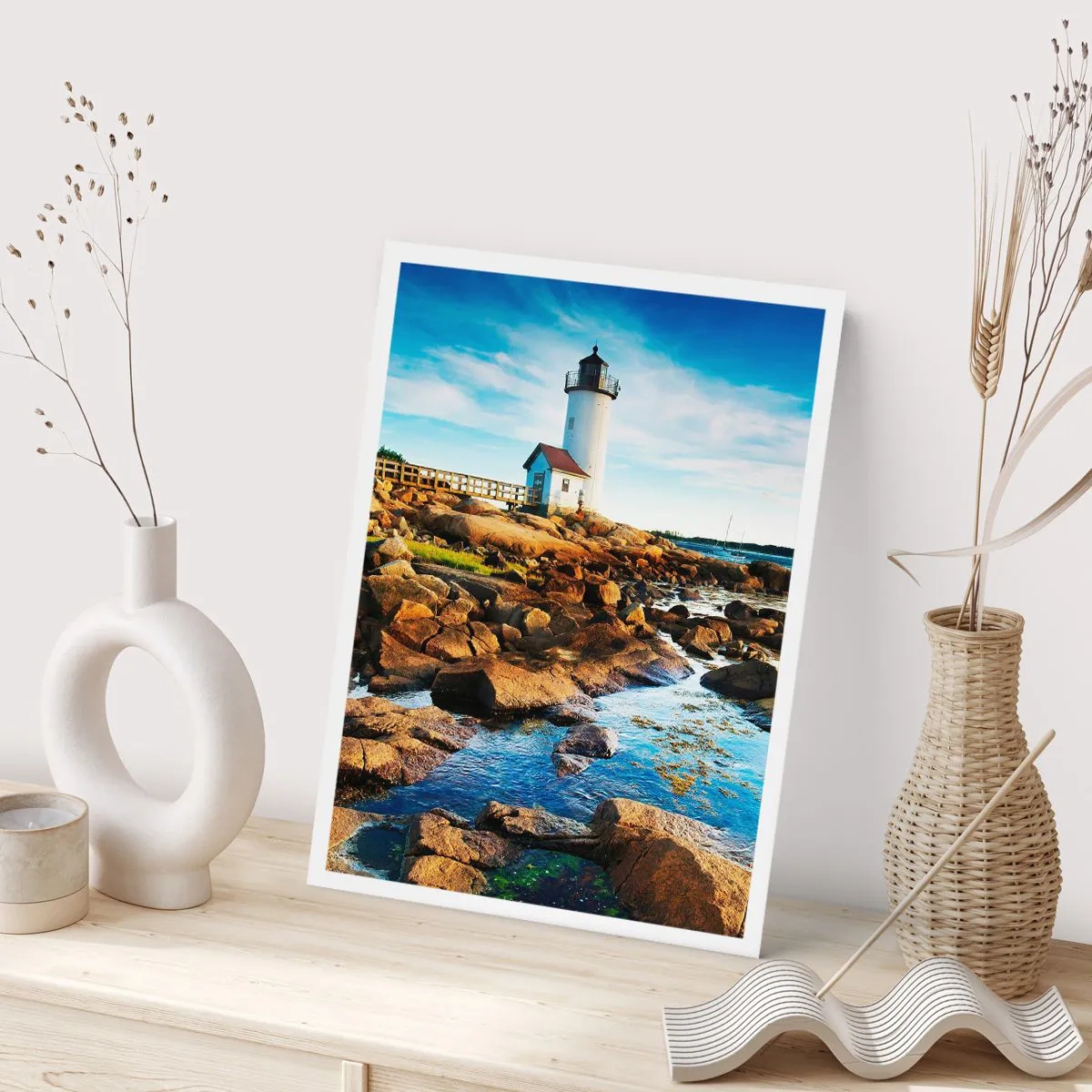 Póster - Un faro en una costa rocosa en un día soleado. - 50x70cm - Esperando vuestro regreso - Decoración de pared moderna para salón y dormitorio ARTTOR