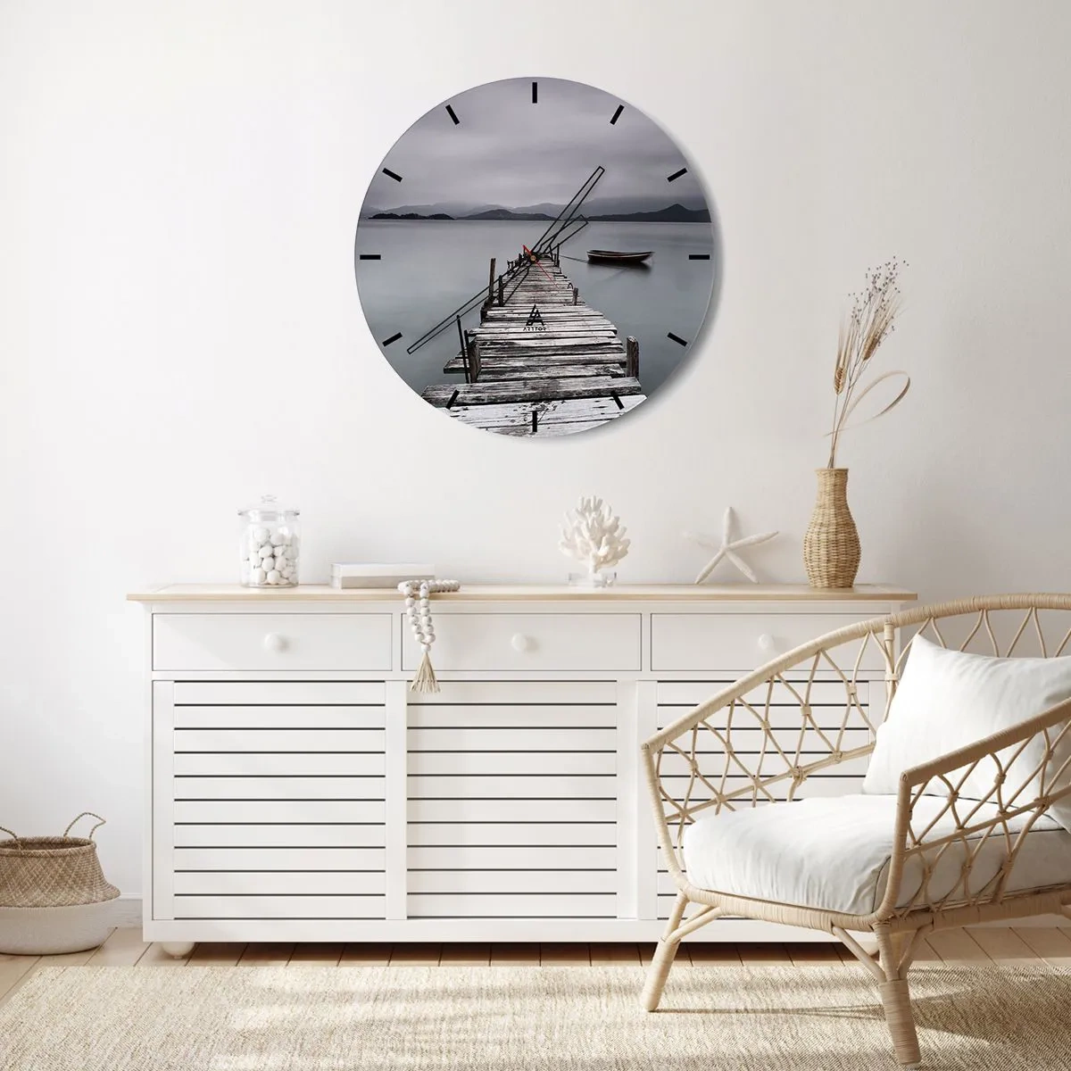 Reloj de pared - Reloj de vidrio - Un embarcadero de madera en un lago tranquilo con un barco al fondo. - 30x30cm - Mañana partimos - Decoración de pared moderna para salón, cocina y dormitorio ARTTOR