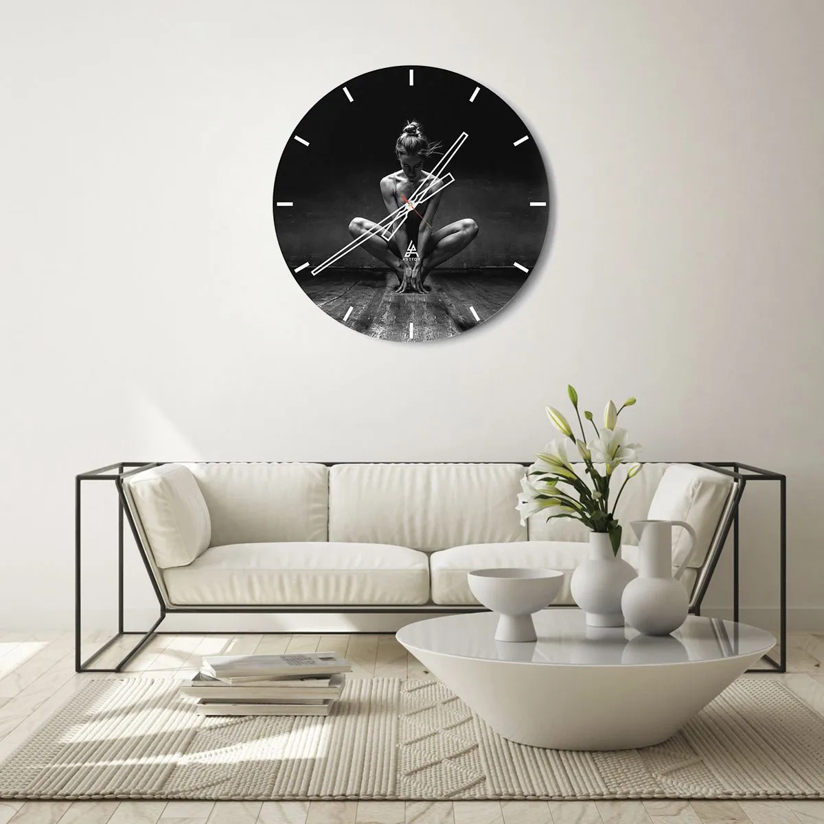 Reloj de pared - Reloj de vidrio - Retrato en blanco y negro de una bailarina en una pose dinámica. - 30x30cm - Concentración de energía del baile - Decoración de pared moderna para salón, cocina y dormitorio ARTTOR