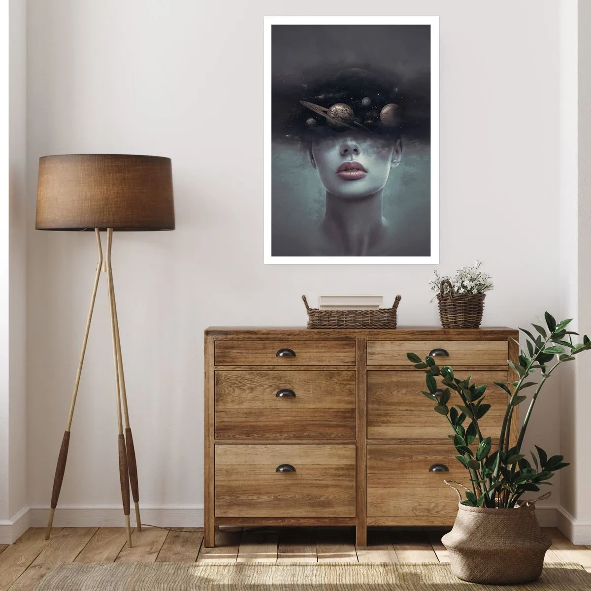 Póster - Misterioso retrato de una mujer con planetas en el espacio. - 50x70cm - Y los planetas sienten... - Decoración de pared moderna para salón y dormitorio ARTTOR