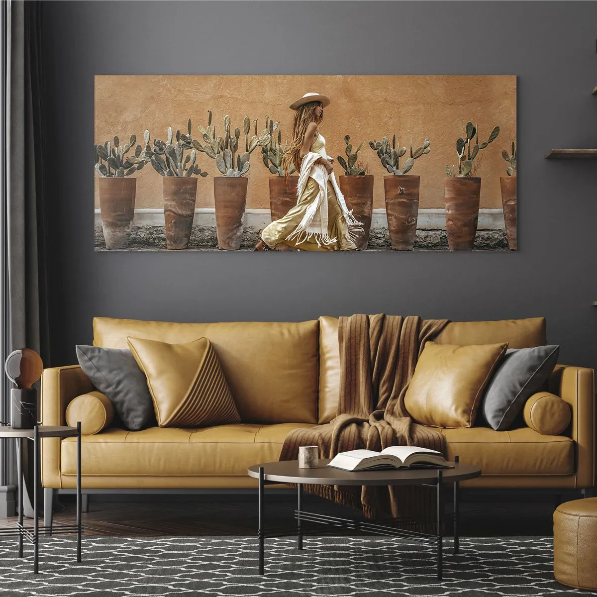 Cuadro sobre vidrio - Impresiones sobre Vidrio - Una mujer en estilo boho con macetas de cactus al fondo. - 140x50cm - Estilo hippie - Decoración de pared moderna para salón y dormitorio ARTTOR