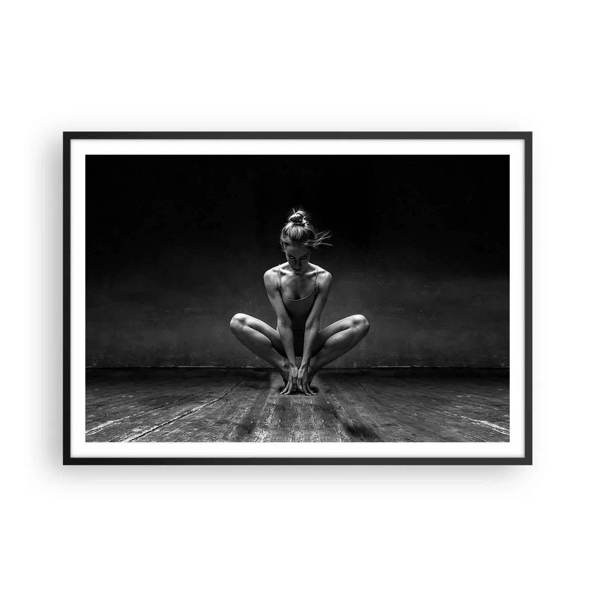 Póster en marco negro - Un retrato en blanco y negro de una bailarina en plena concentración. - 100x70cm - Concentración de energía del baile - Decoración de pared moderna para salón y dormitorio ARTTOR