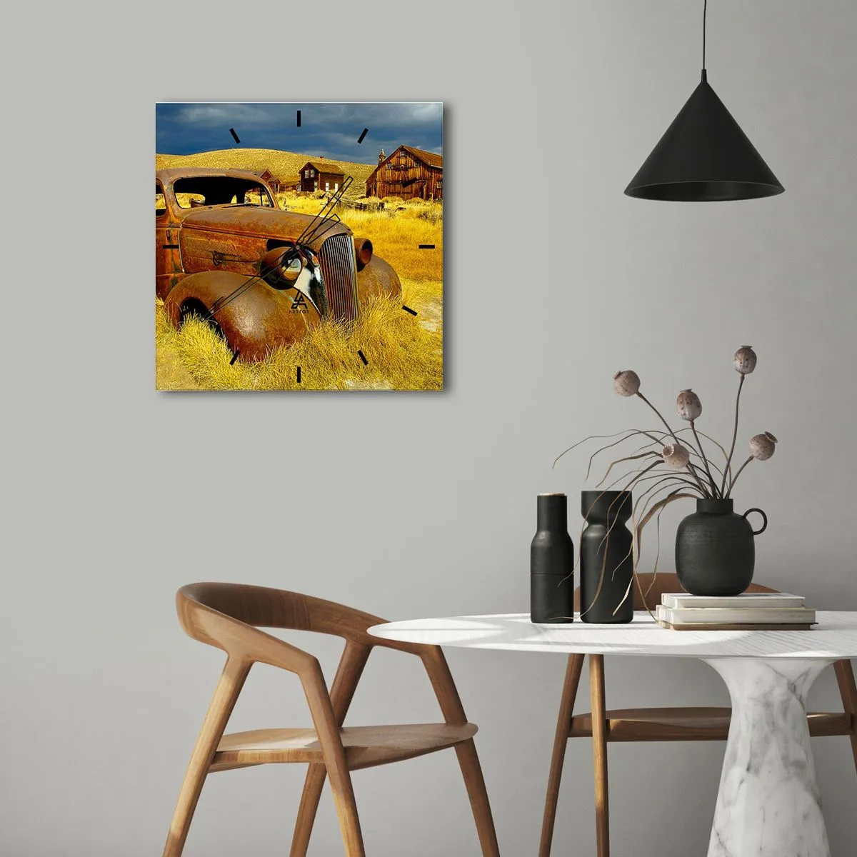 Reloj de pared - Reloj de vidrio - Un viejo coche oxidado con el telón de fondo de cabañas de madera abandonadas. - 30x30cm - Un merecido descanso - Decoración de pared moderna para salón y dormitorio ARTTOR