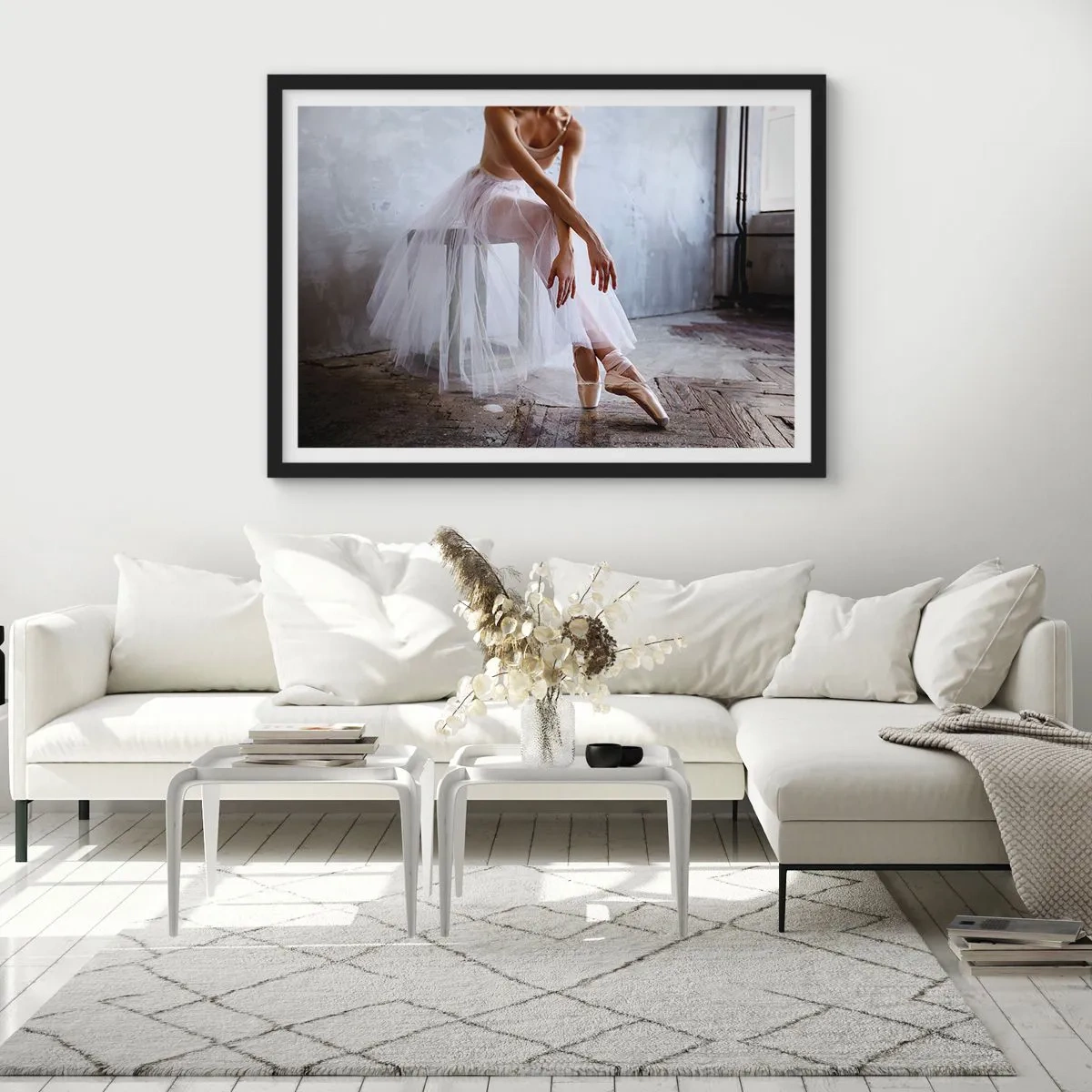 Póster en marco negro - Una bailarina en una pose delicada sobre un fondo industrial. - 100x70cm - Antes de que brillen las luces del escenario - Decoración de pared moderna para salón y dormitorio ARTTOR