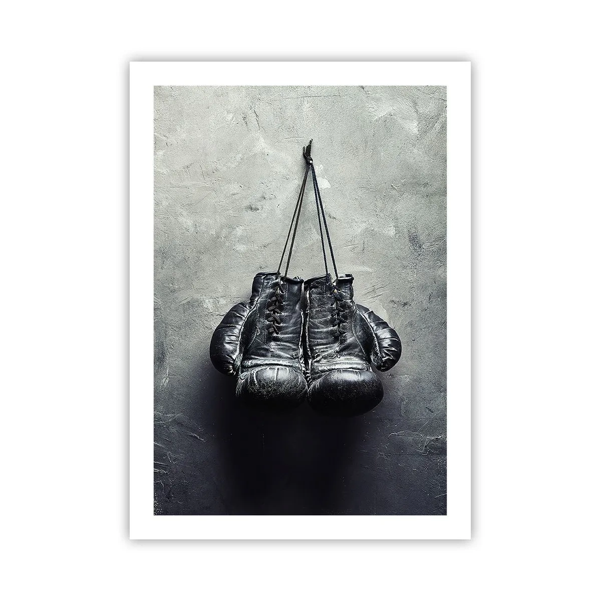 Póster - Guantes de boxeo negros colgando de una cuerda - 50x70cm - Tiempo de lucha y tiempo de paz - Decoración de pared moderna para salón y dormitorio ARTTOR