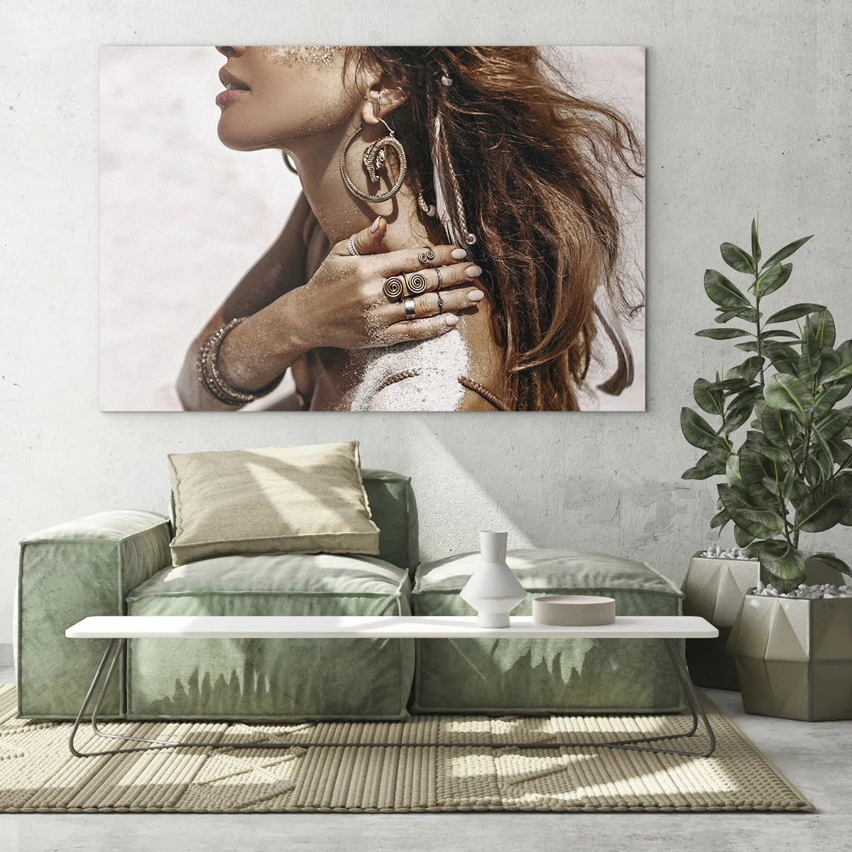 Cuadro sobre vidrio - Impresiones sobre Vidrio - Mujer elegante con joyas y arena en su piel en la playa. - 70x50cm - Reina de la playa salvaje - Decoración de pared moderna para salón y dormitorio ARTTOR
