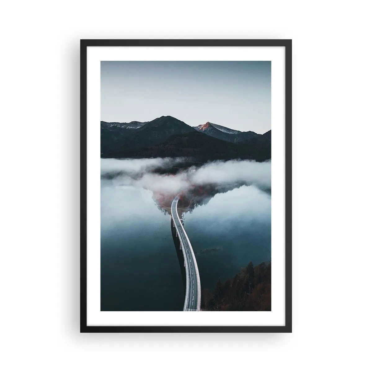 Póster en marco negro - Sobre el agua lisa como un espejo - 50x70 cm