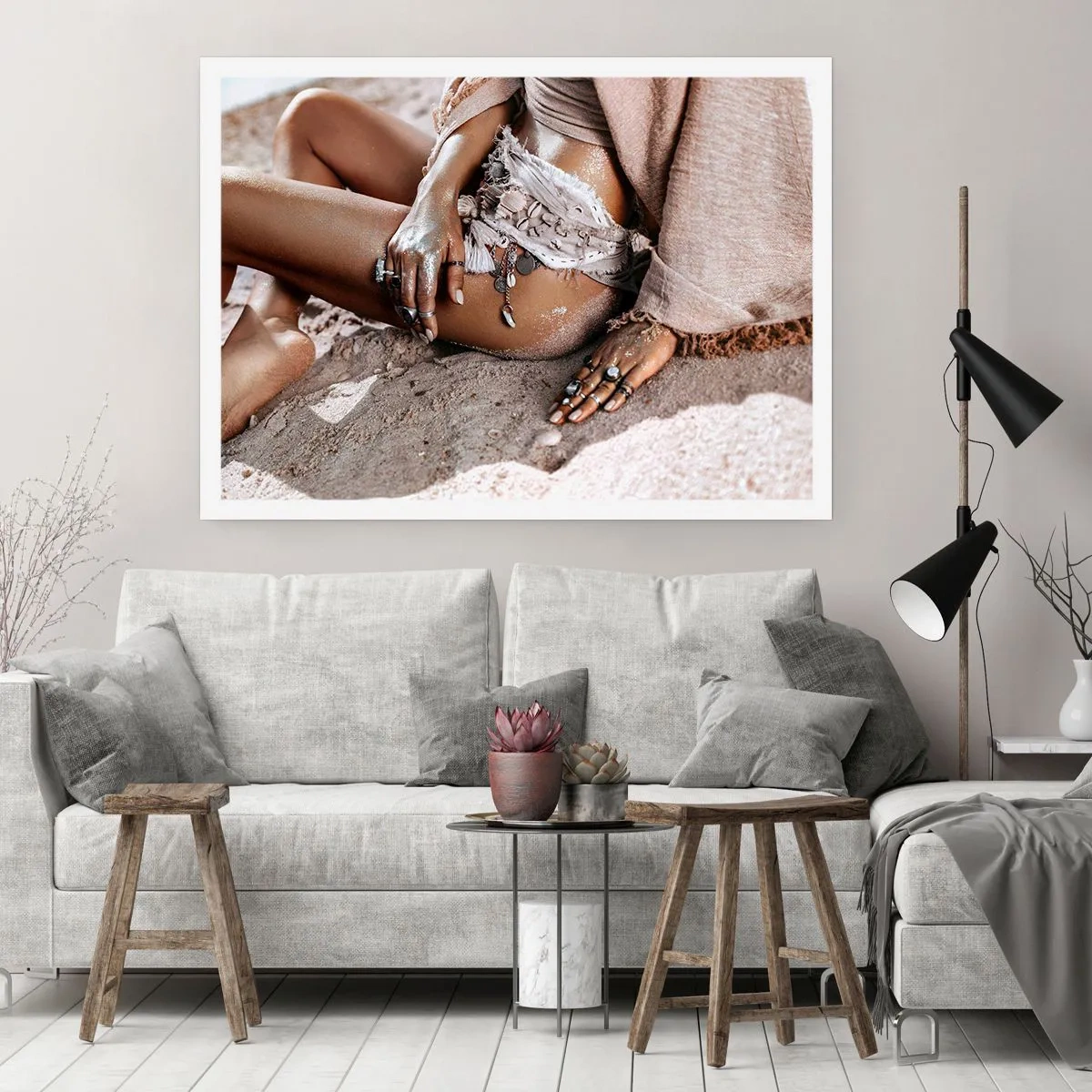 Póster - Mujer bohemia en la playa con joyas - 100x70cm - Bañada por el sol y la arena - Decoración de pared moderna para salón y dormitorio ARTTOR