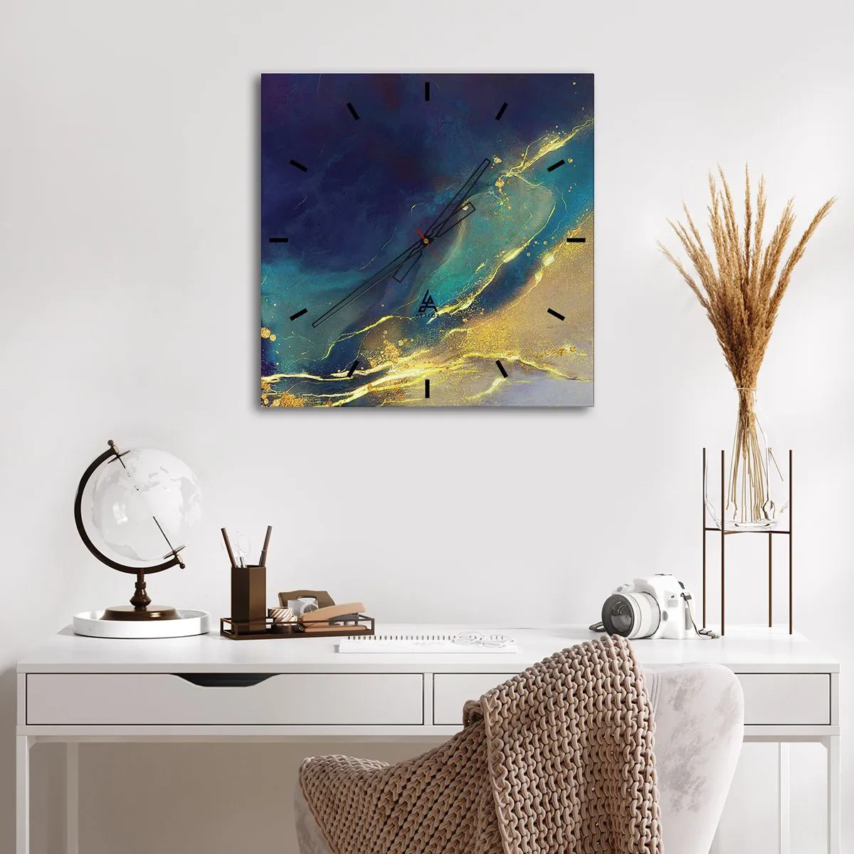Reloj de pared - Reloj de vidrio - Composición abstracta en tonos azules y dorados sobre lienzo. - 30x30cm - Inundación dorada - Decoración de pared moderna para salón y dormitorio ARTTOR