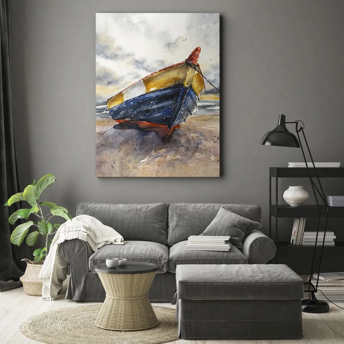 Cuadro sobre lienzo - Impresión de Imagen - Un pintoresco barco en la playa bajo un cielo nublado. - 50x70cm - Descansando en la orilla - Decoración de pared moderna para salón y dormitorio ARTTOR
