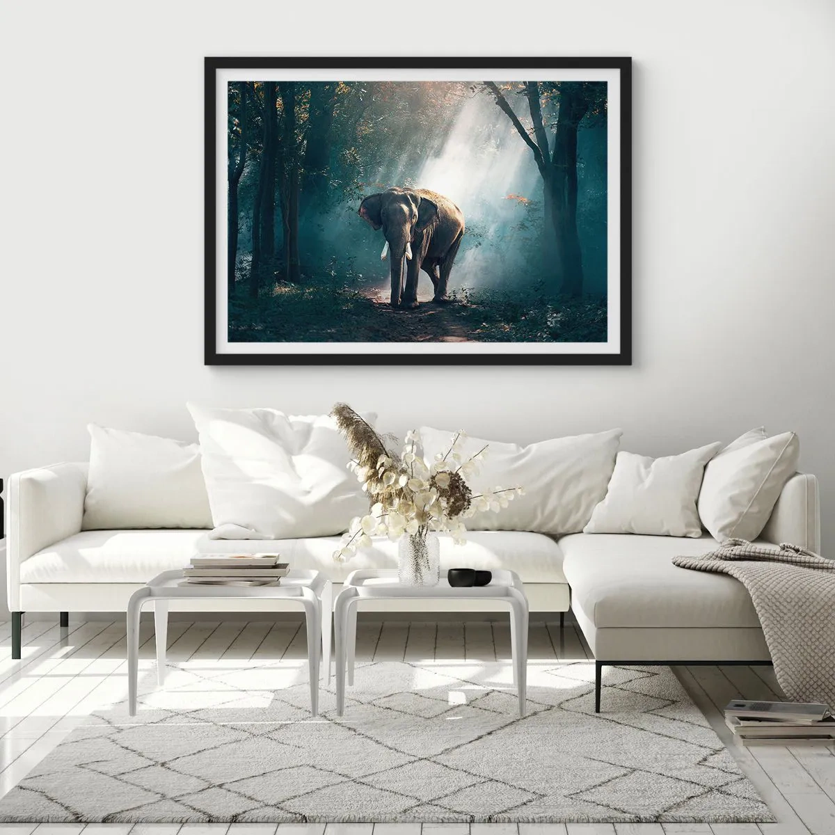 Póster en marco negro - Elefante en la luz del bosque - 100x70cm - Un paseo tranquilo - Decoración de pared moderna para salón y dormitorio ARTTOR