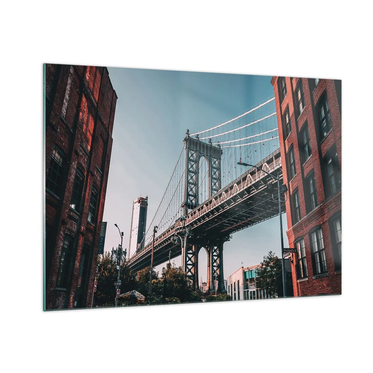 Cuadro sobre vidrio - Impresiones sobre Vidrio - Un puente colgante entre edificios de ladrillo en un entorno urbano. - 100x70cm - Sobre el fluir de la ciudad - Decoración de pared moderna para salón y dormitorio ARTTOR