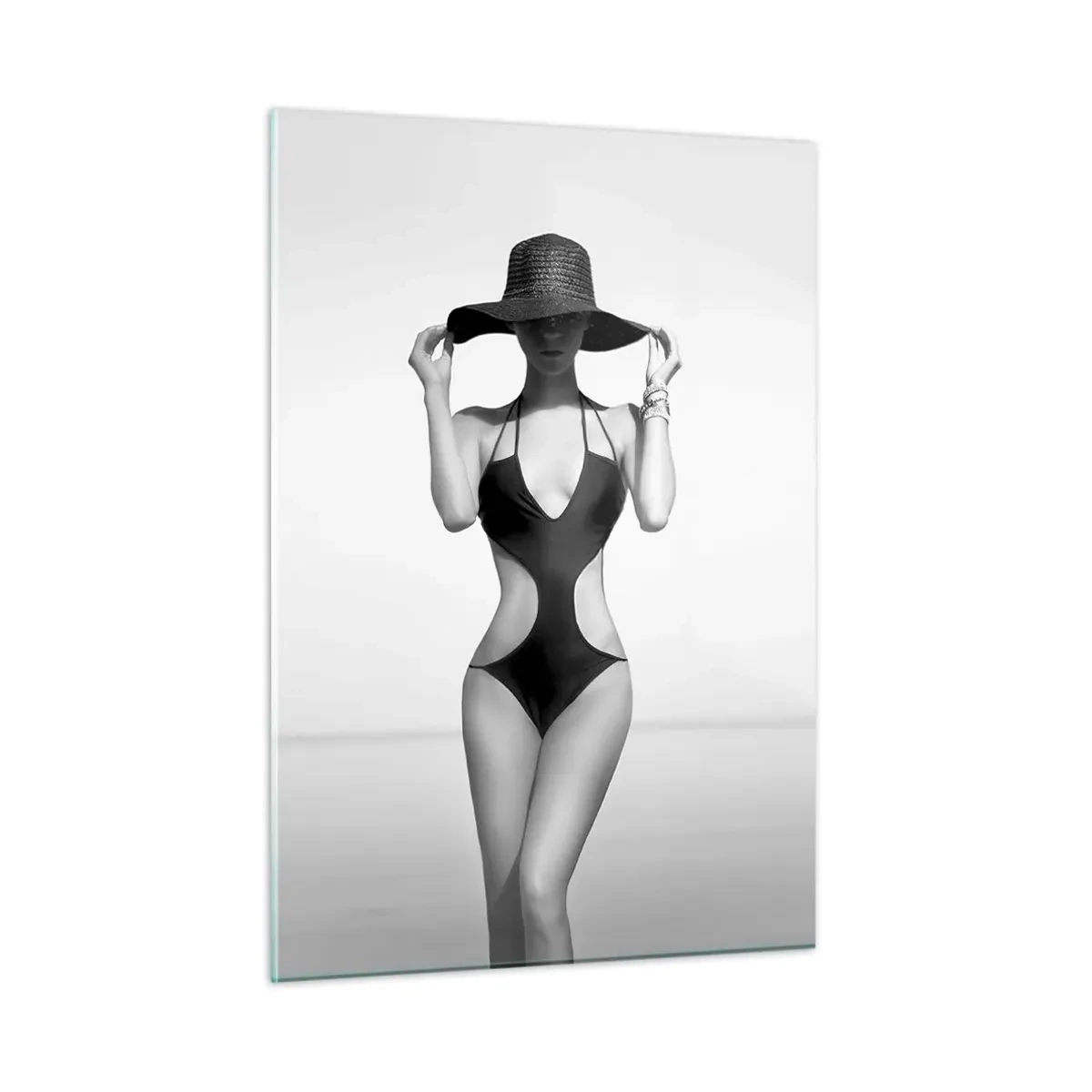 Cuadro sobre vidrio - Impresiones sobre Vidrio - Una mujer en traje de baño negro y sombrero frente al mar. - 50x70cm - Mi nombre es Elegancia - Decoración de pared moderna para salón y dormitorio ARTTOR
