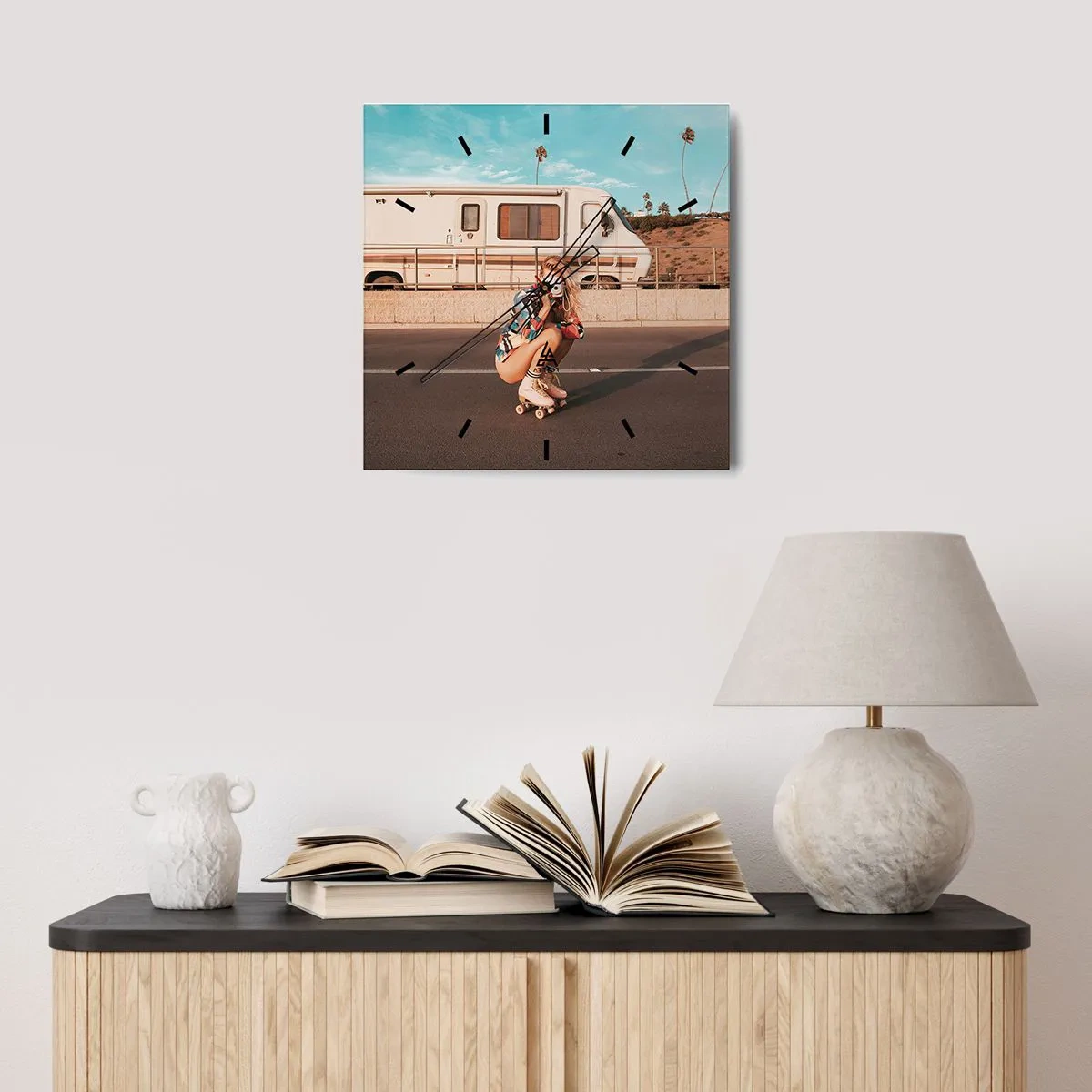 Reloj de pared - Reloj de vidrio - Una chica en patines tomando una foto en un día soleado. - 30x30cm - ¡Sonrían, por favor! - Decoración de pared moderna para salón y dormitorio ARTTOR