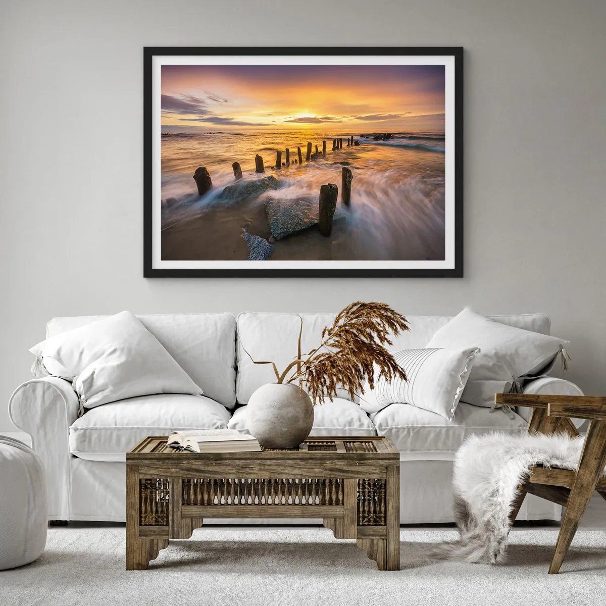 Póster en marco negro - Puesta de sol sobre el mar con los restos de un antiguo muelle - 100x70cm - La cruda belleza del Báltico - Decoración de pared moderna para salón y dormitorio ARTTOR