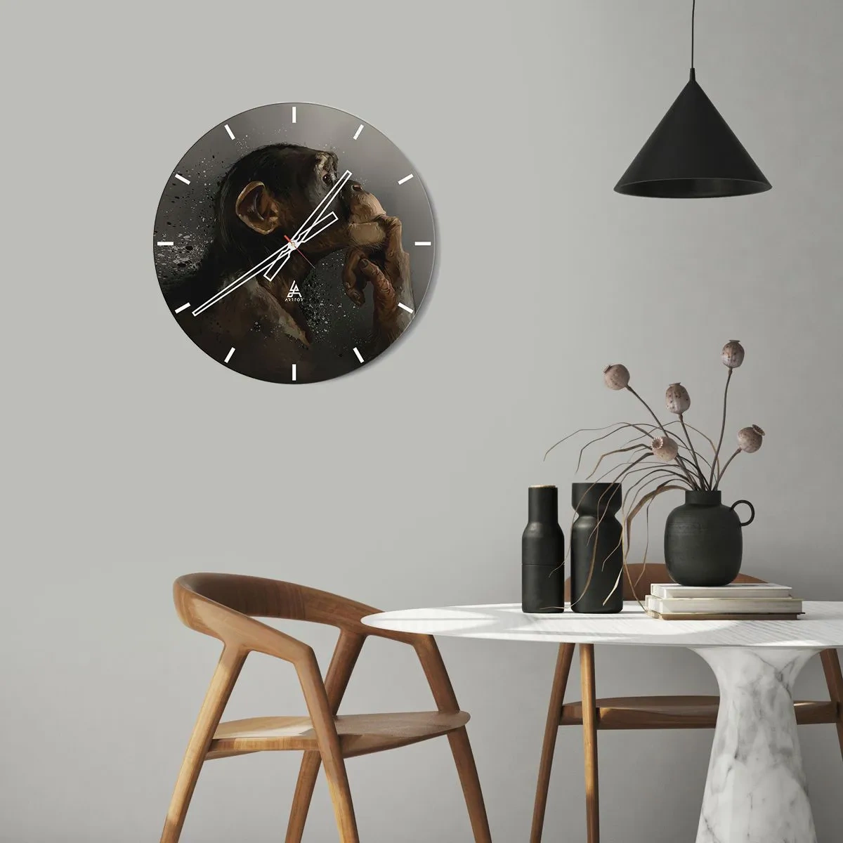 Reloj de pared - Reloj de vidrio - Un chimpancé pensativo sobre un fondo oscuro. - 30x30cm - La evolución del pensador - Decoración de pared moderna para salón, cocina y dormitorio ARTTOR