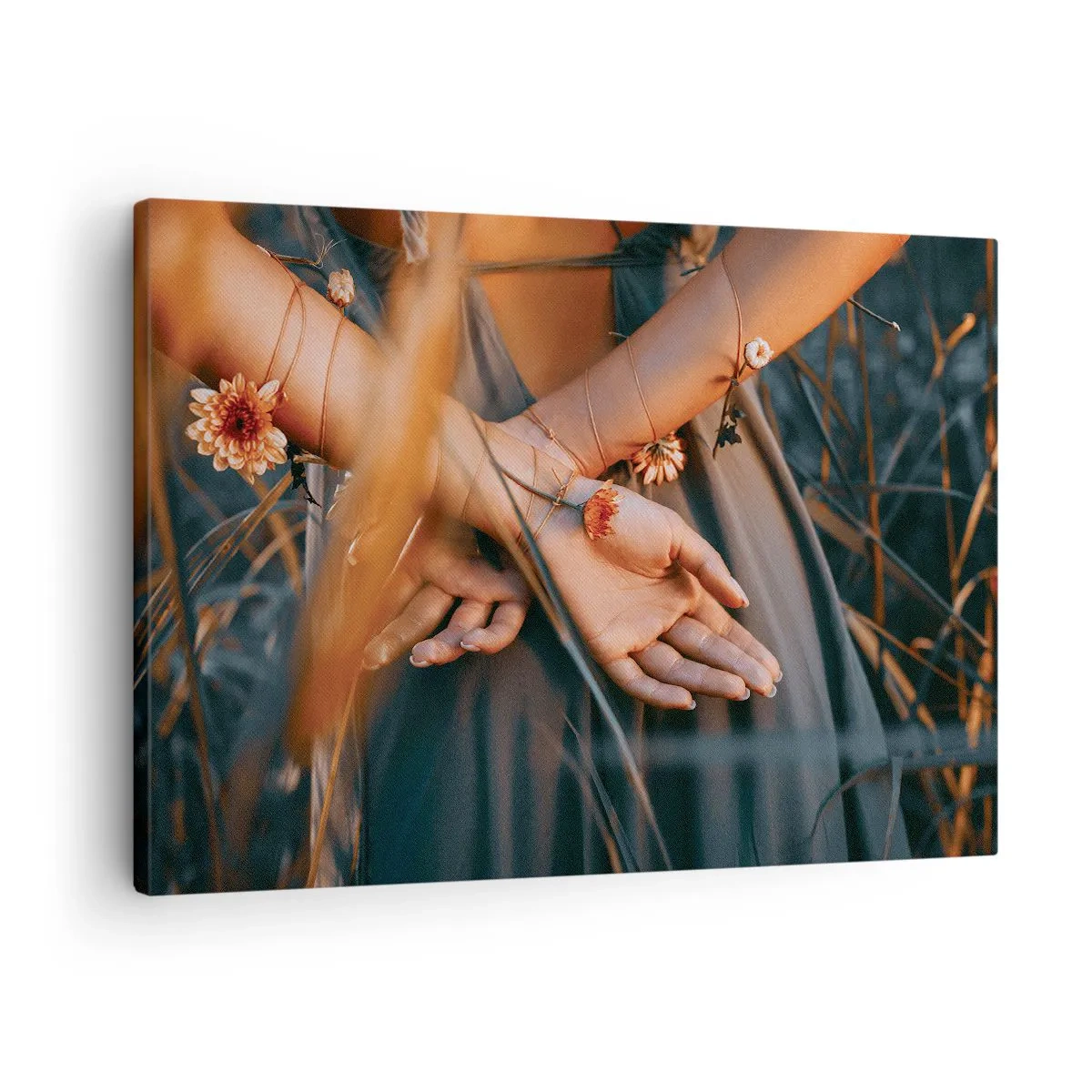 Cuadro sobre lienzo - Impresión de Imagen - Manos sensuales con flores en un entorno natural. - 70x50cm - Conectada con la naturaleza - Decoración de pared moderna para salón y dormitorio ARTTOR