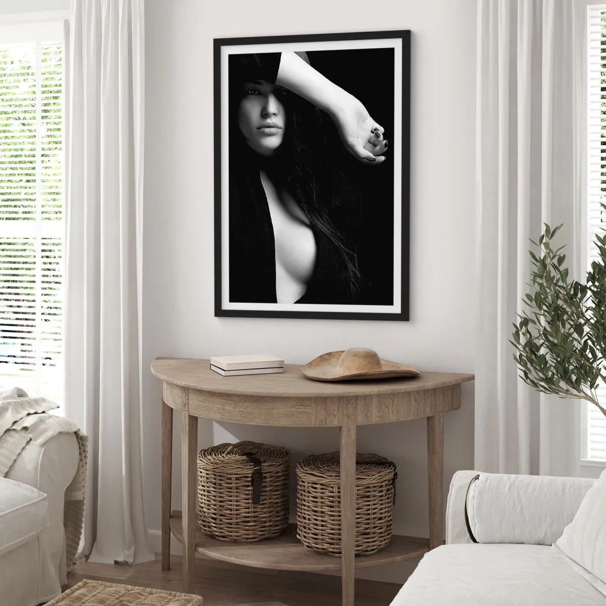 Póster en marco negro - Fotografía en blanco y negro de una mujer con una mirada misteriosa. - 50x70cm - Escuela de seducción - Decoración de pared moderna para salón y dormitorio ARTTOR