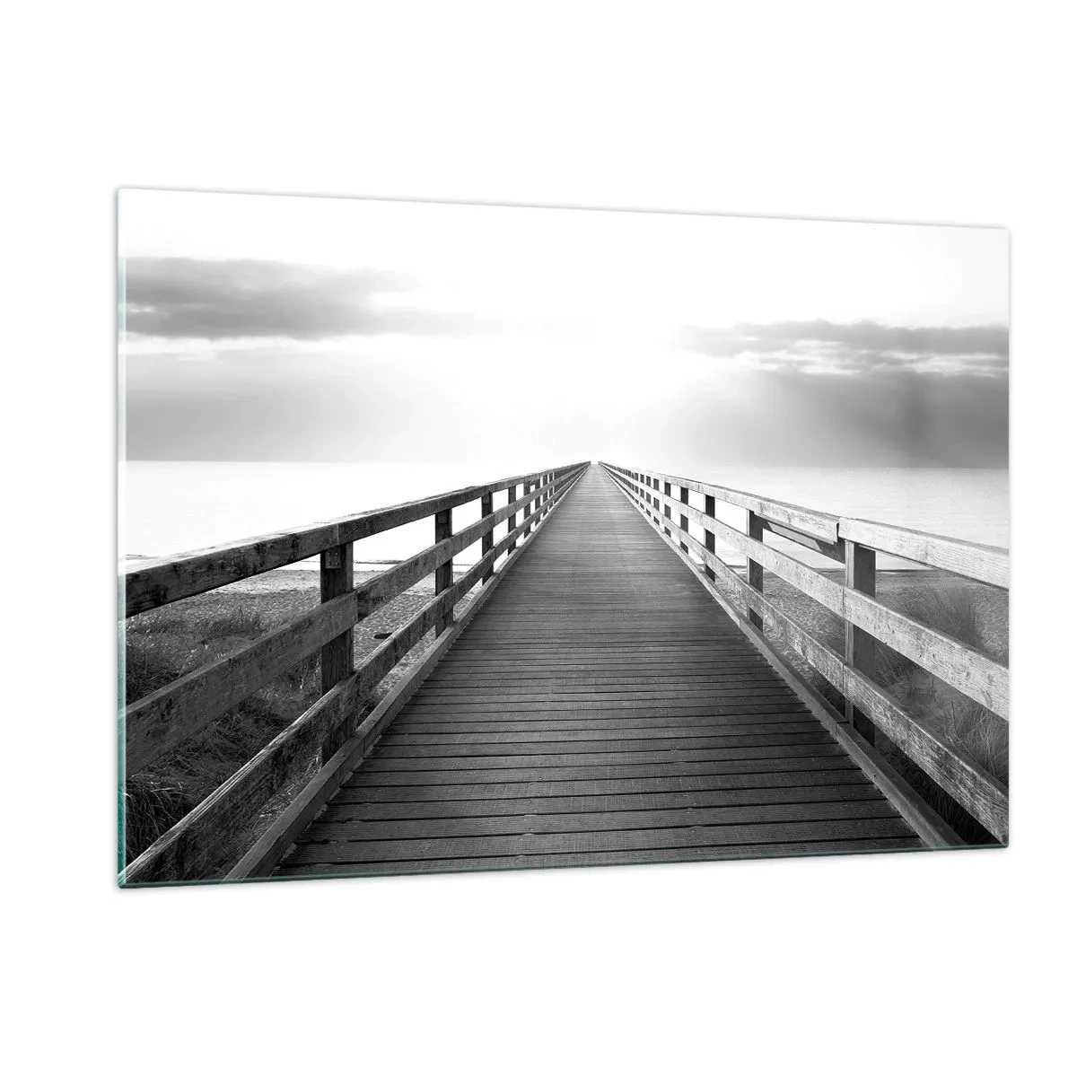 Cuadro sobre vidrio - Impresiones sobre Vidrio - Un puente de madera que conduce hacia el horizonte en blanco y negro. - 120x80cm - En la distancia... - Decoración de pared moderna para salón y dormitorio ARTTOR