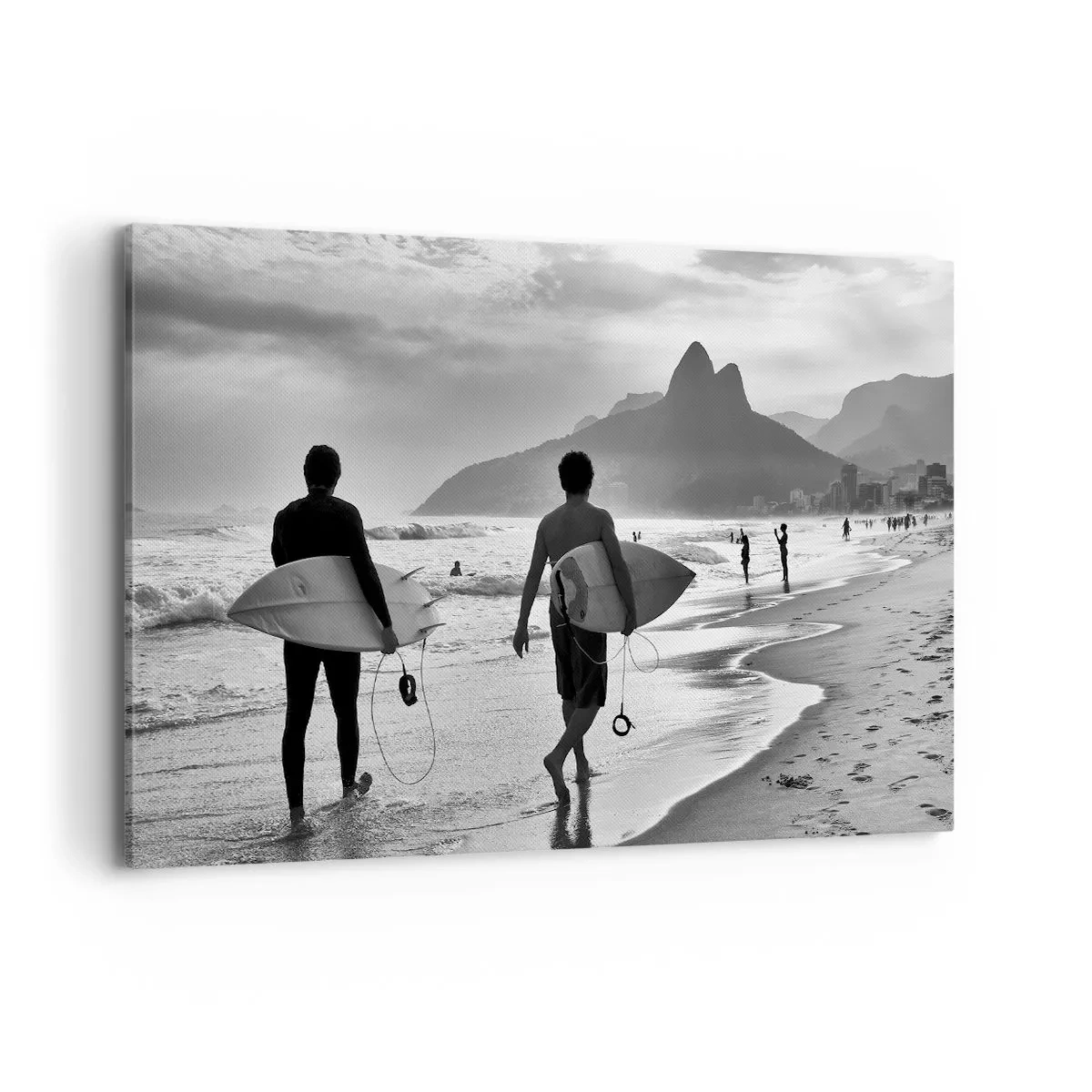 Cuadro sobre lienzo - Impresión de Imagen - Dos surfistas caminando por la playa con sus tablas en blanco y negro. - 120x80cm - Samba para una ola - Decoración de pared moderna para salón y dormitorio ARTTOR