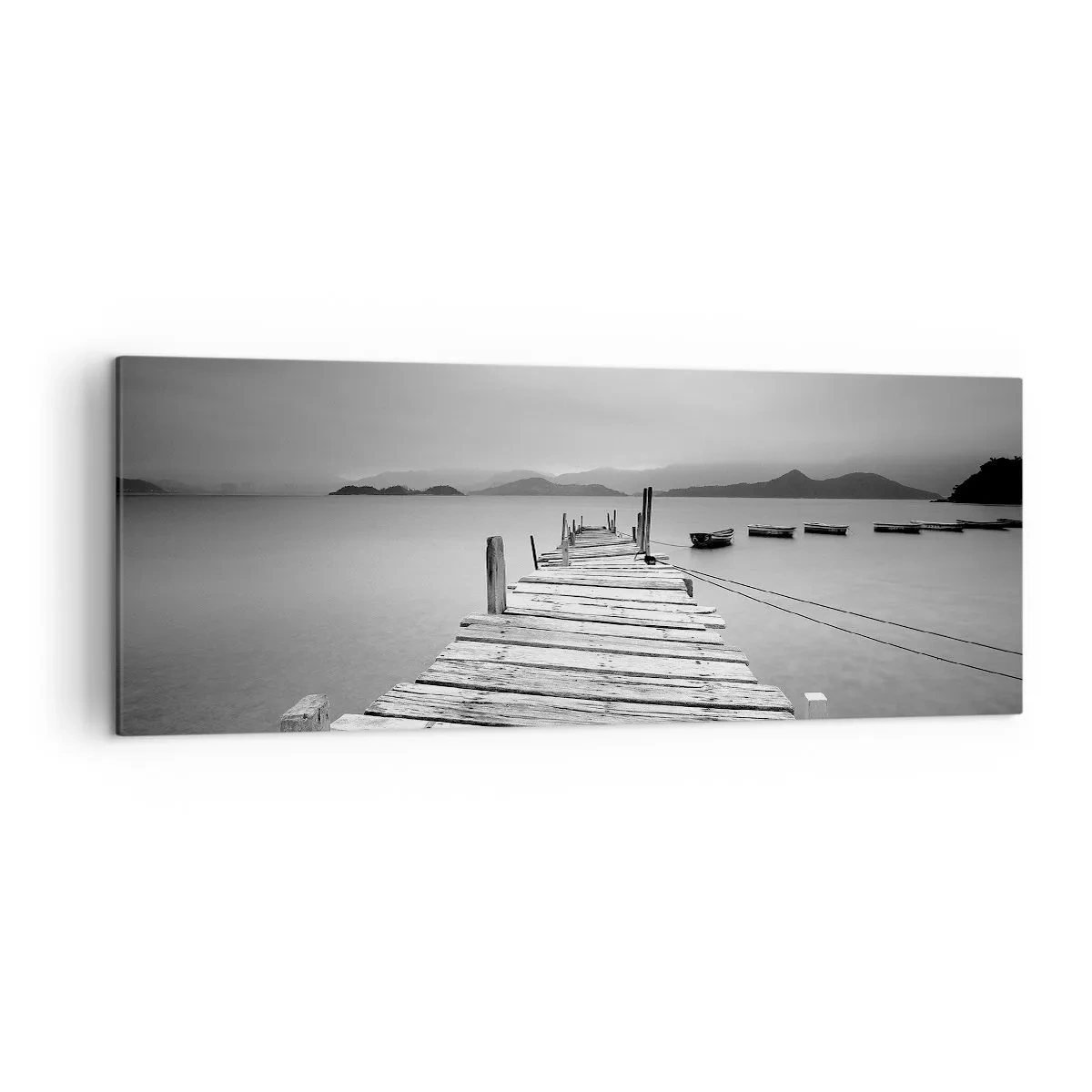 Cuadro sobre lienzo - Impresión de Imagen - Una vista en blanco y negro de un embarcadero de madera y un lago tranquilo. - 140x50cm - Más allá de las montañas, más allá de los mares - Decoración de pared moderna para salón y dormitorio ARTTOR