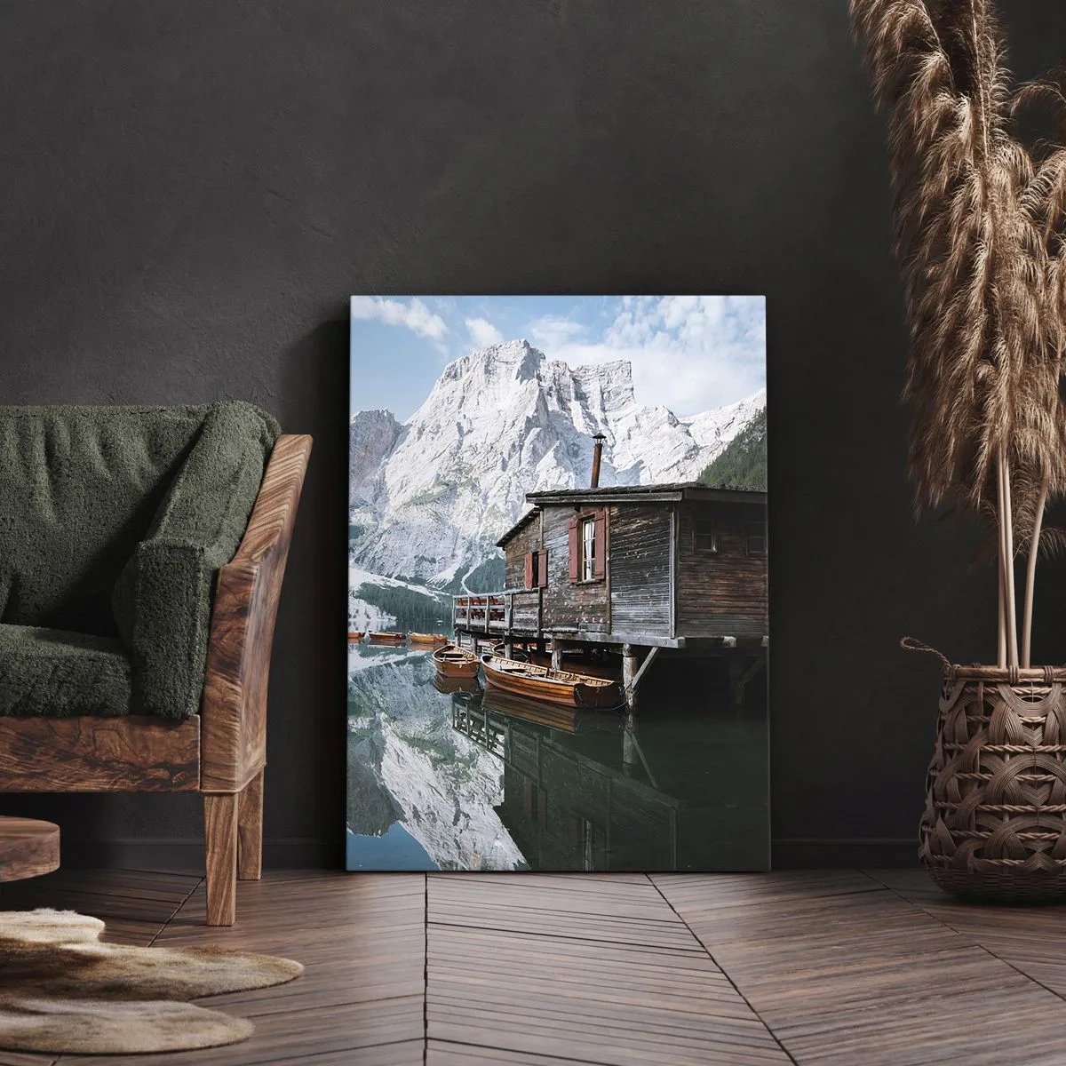 Cuadro sobre lienzo - Impresión de Imagen - Una cabaña de madera junto a un tranquilo lago de montaña. - 50x70cm - Una mañana cristalina de montaña - Decoración de pared moderna para salón y dormitorio ARTTOR