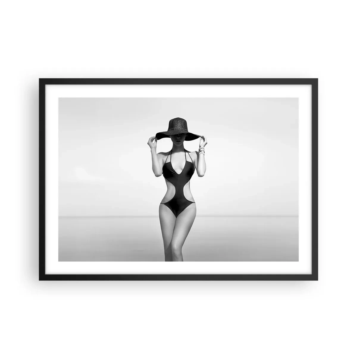 Póster en marco negro - Silueta en blanco y negro de una mujer con sombrero contra el fondo del mar. - 70x50cm - Mi nombre es Elegancia - Decoración de pared moderna para salón y dormitorio ARTTOR