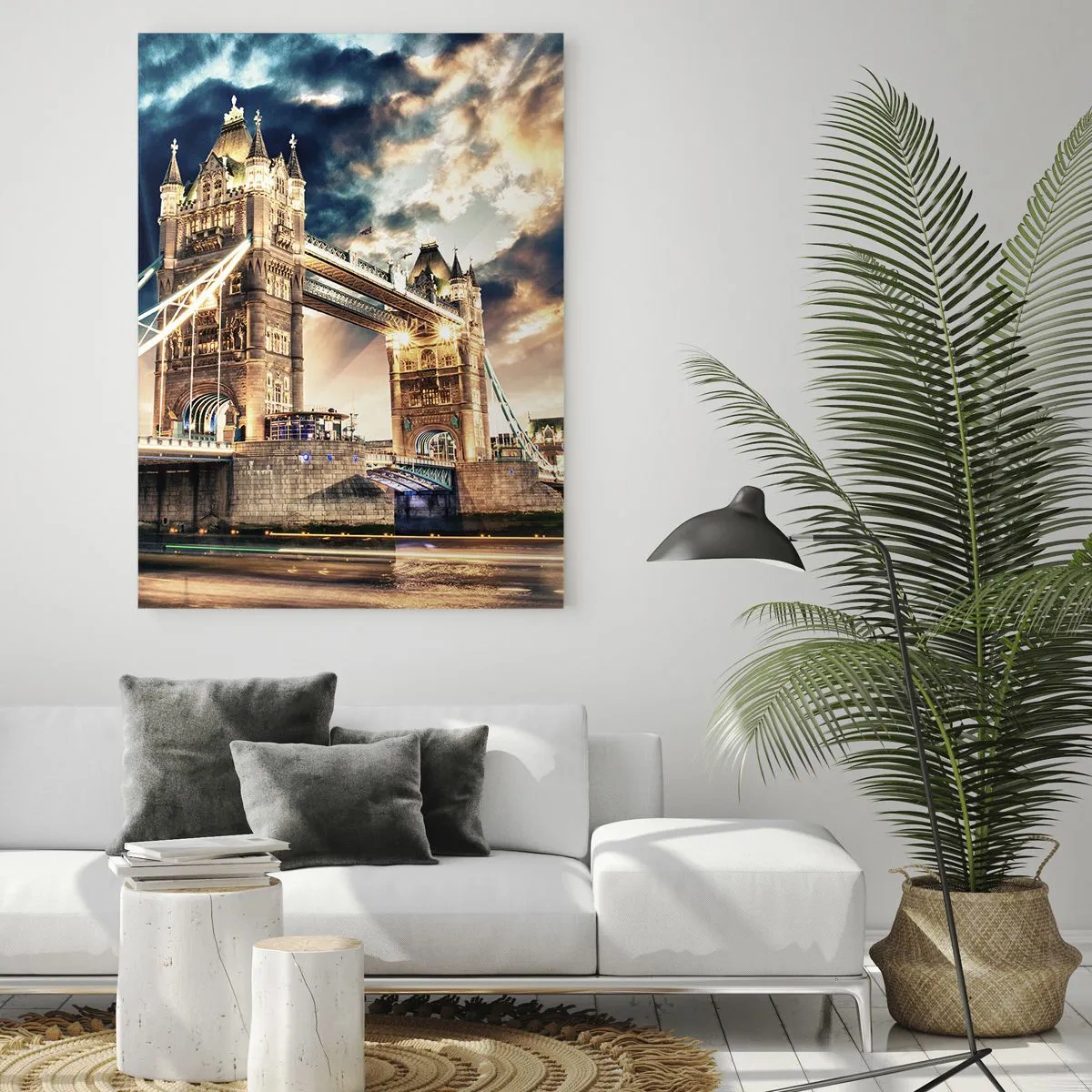Cuadro sobre vidrio - Impresiones sobre Vidrio - El Tower Bridge al anochecer contra un cielo dinámico - 80x120cm - Un monumento a un imperio victoriano - Decoración de pared moderna para salón y dormitorio ARTTOR