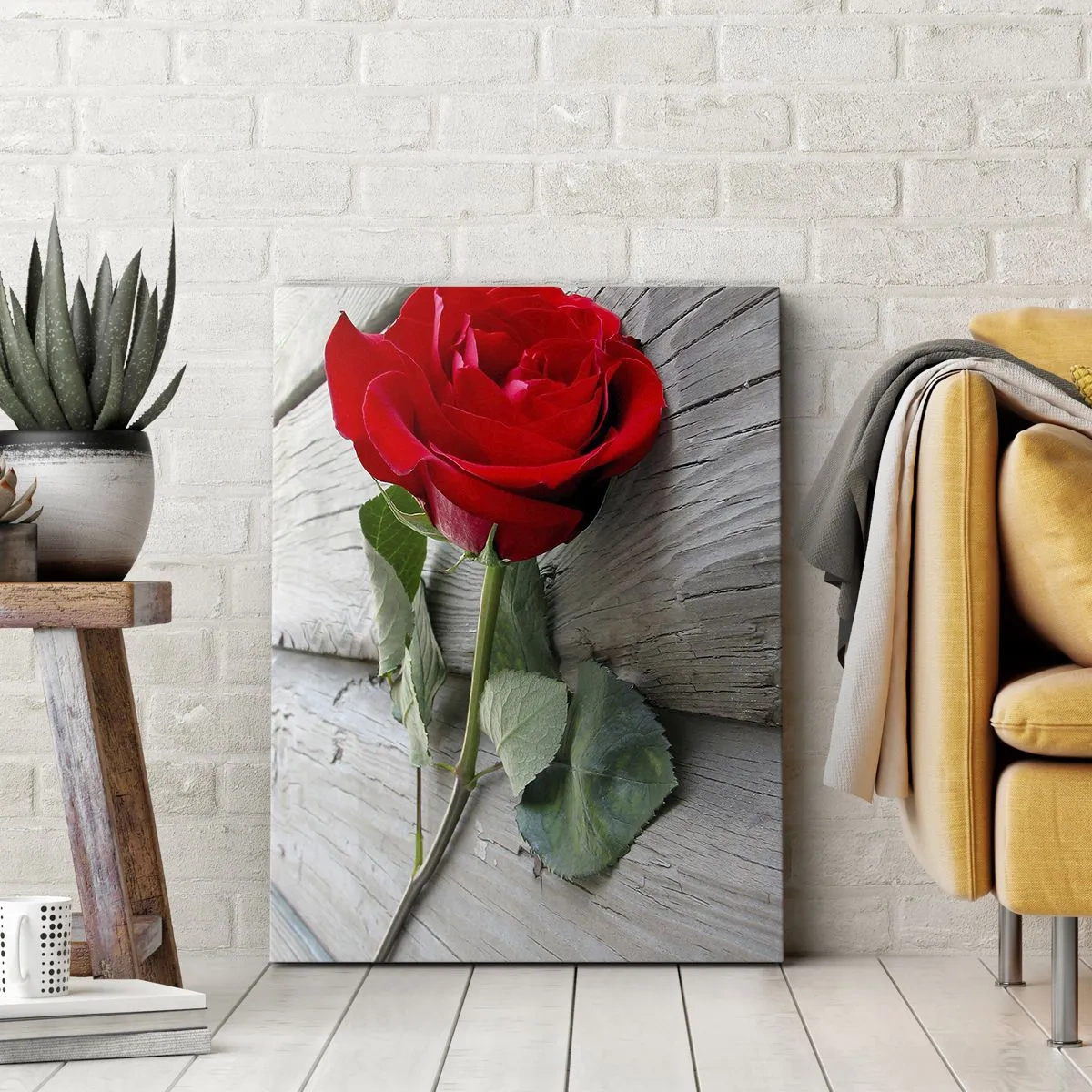 Cuadro sobre lienzo - Impresión de Imagen - Rosa roja sobre un fondo de madera - 80x120cm - Estudio en escarlata - Decoración de pared moderna para salón y dormitorio ARTTOR