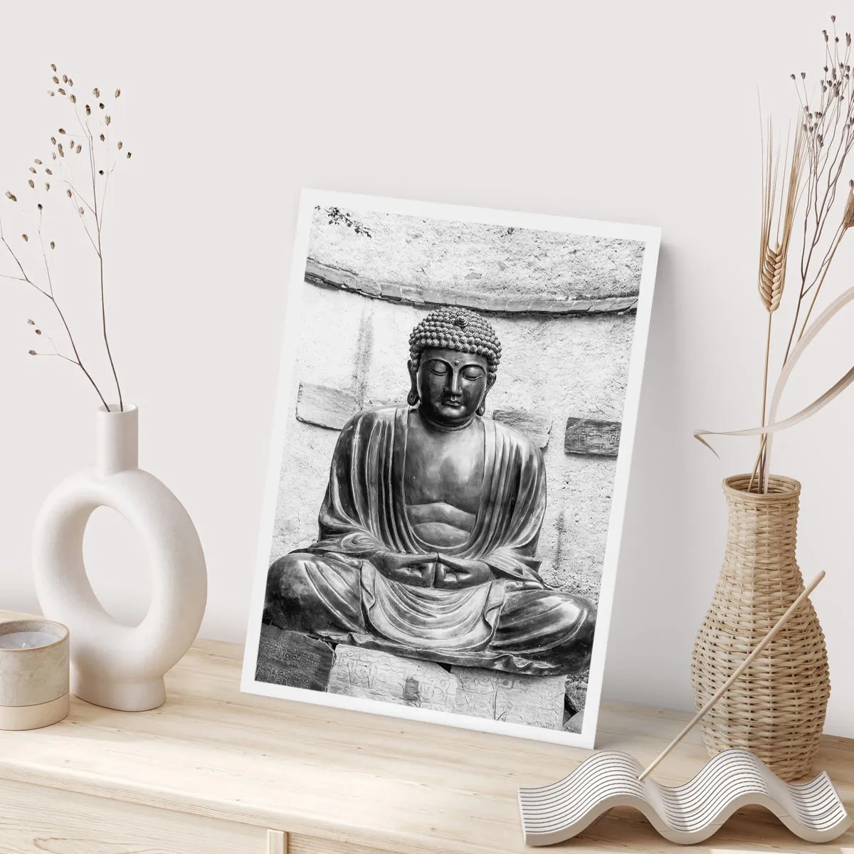 Póster - Una escultura de Buda en posición meditativa en tonos monocromáticos. - 50x70cm - En la fuente de la paz - Decoración de pared moderna para salón y dormitorio ARTTOR