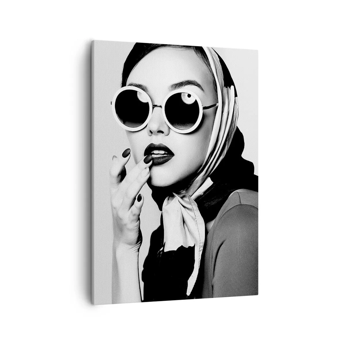 Cuadro sobre lienzo - Impresión de Imagen - Retrato en blanco y negro de una mujer con gafas y pañuelo en la cabeza. - 50x70cm - Saludos desde los años 60 - Decoración de pared moderna para salón y dormitorio ARTTOR