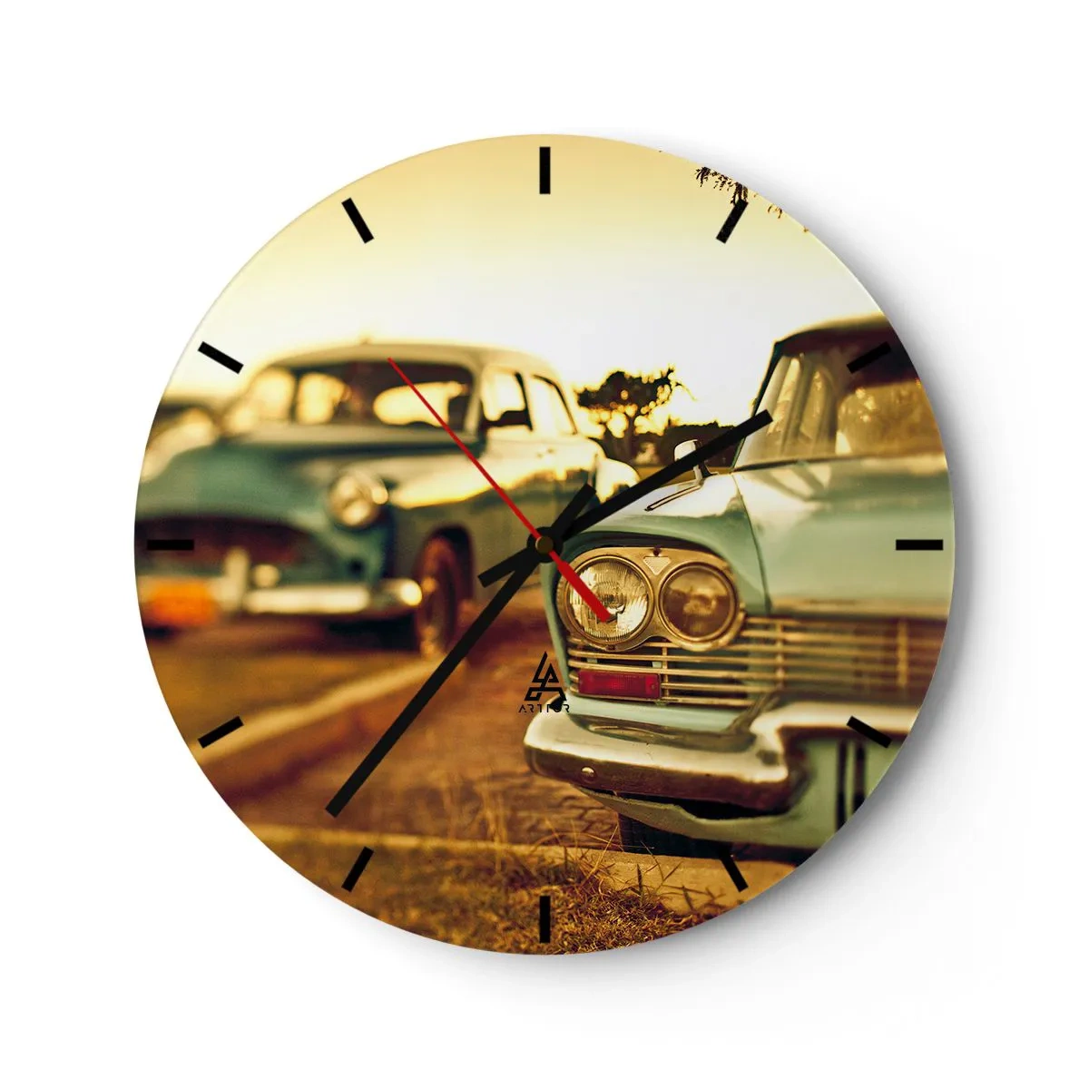 Reloj de pared - Reloj de vidrio - Dos coches retro clásicos con el atardecer como fondo - 30x30cm - A la espera del futuro - Decoración de pared moderna para salón, cocina y dormitorio ARTTOR