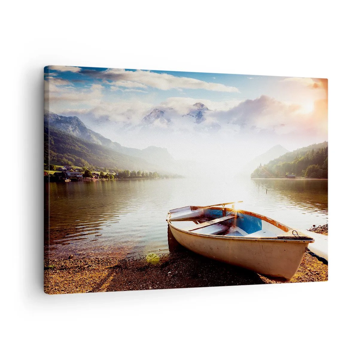Cuadro sobre lienzo - Impresión de Imagen - Un barco en la orilla de un lago con vistas a las montañas por la mañana. - 70x50cm - Junto al agua clara - Decoración de pared moderna para salón y dormitorio ARTTOR