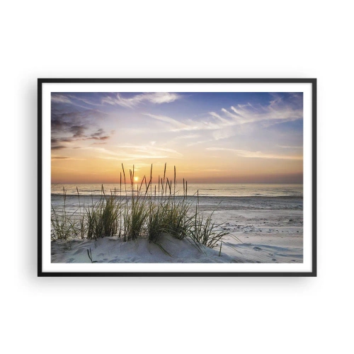 Póster en marco negro - Una playa de arena al atardecer con césped al fondo. - 100x70cm - Mira, piensa, siente - Decoración de pared moderna para salón y dormitorio ARTTOR