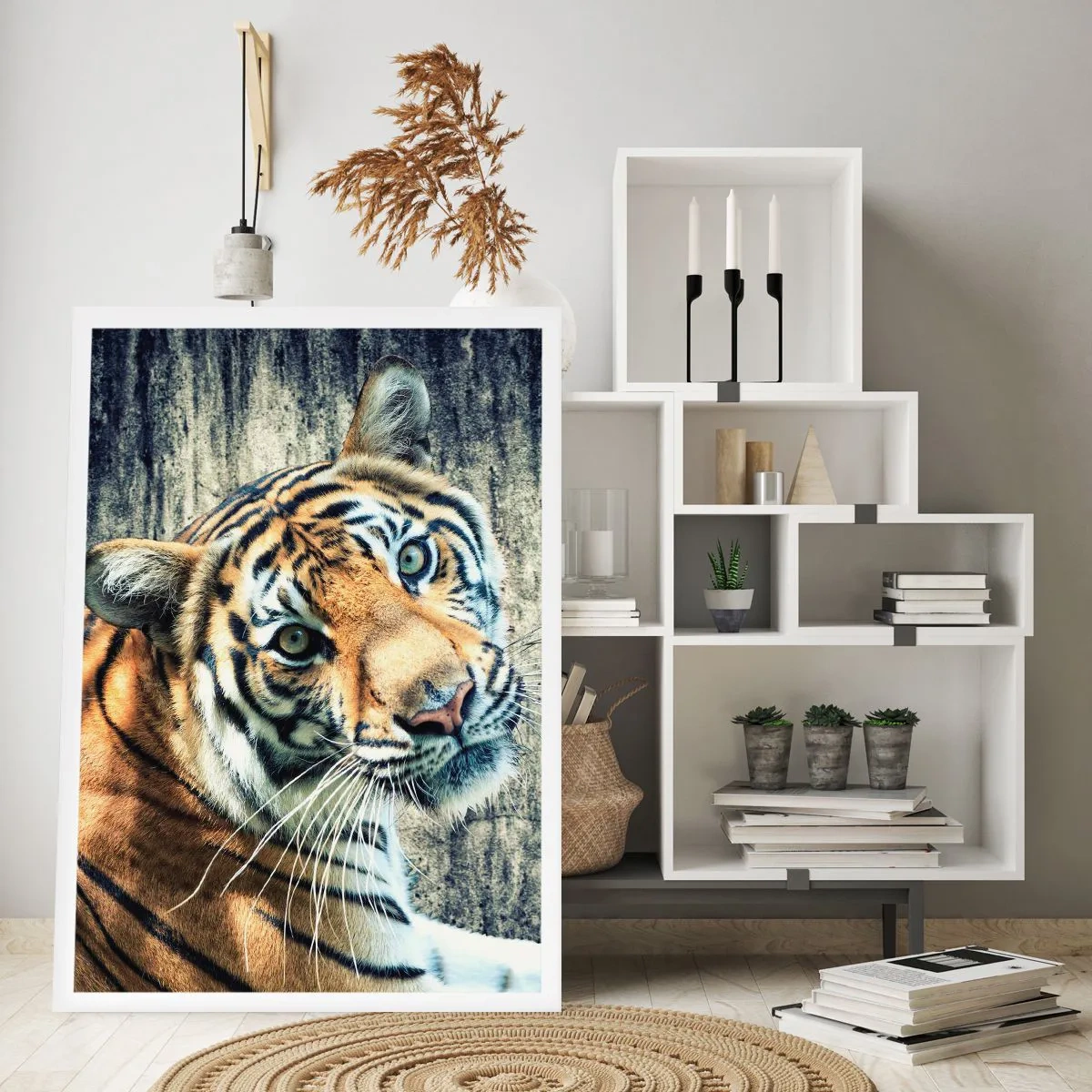 Póster - Primer plano de un tigre contra una pared natural. - 50x70cm - Retrato en corrientes de luz - Decoración de pared moderna para salón y dormitorio ARTTOR