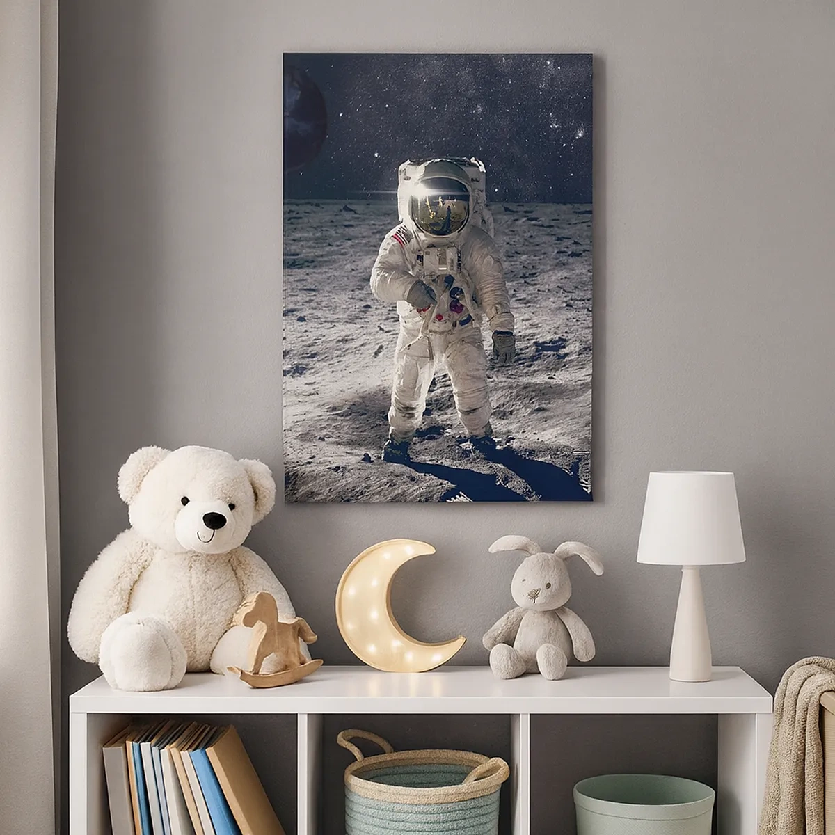 Cuadro sobre lienzo - Impresión de Imagen - Astronauta en la superficie de la Luna con la Tierra al fondo - 50x70cm - Saludos desde la Luna - Decoración de pared moderna para salón y dormitorio ARTTOR
