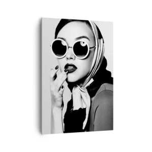 Cuadro sobre lienzo - Impresión de Imagen - Retrato en blanco y negro de una mujer con gafas y pañuelo en la cabeza. - 70x100cm - Saludos desde los años 60 - Decoración de pared moderna para salón y dormitorio ARTTOR