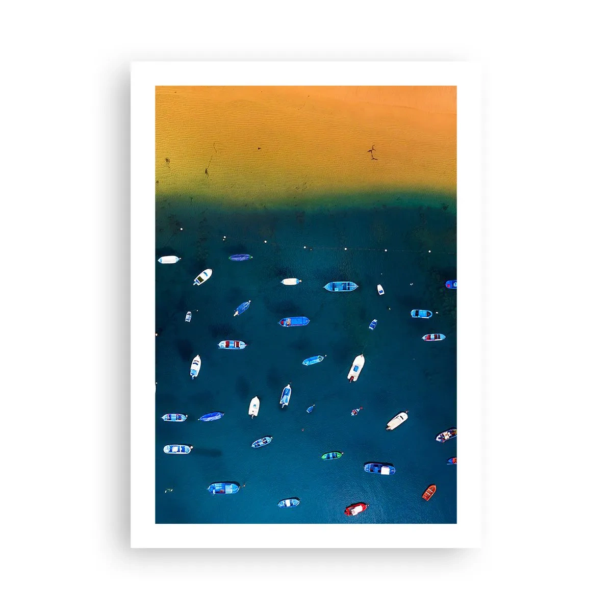 Póster - Vista aérea de barcos a la deriva por la playa. - 50x70cm - Un juego de vacaciones - Decoración de pared moderna para salón y dormitorio ARTTOR
